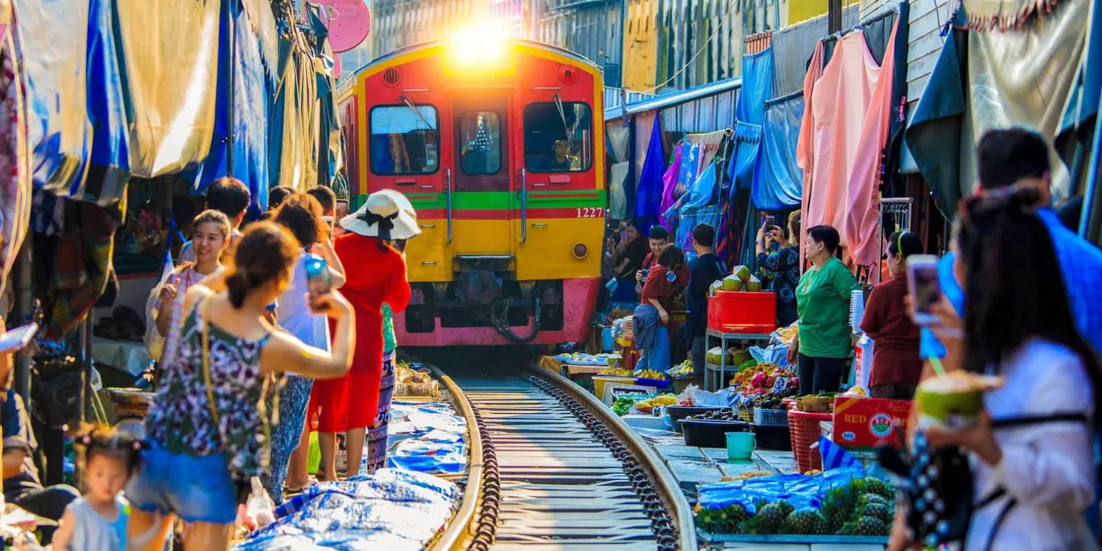 Bangkok: Maeklong Railway & Amphawa Floating Market Day Trip